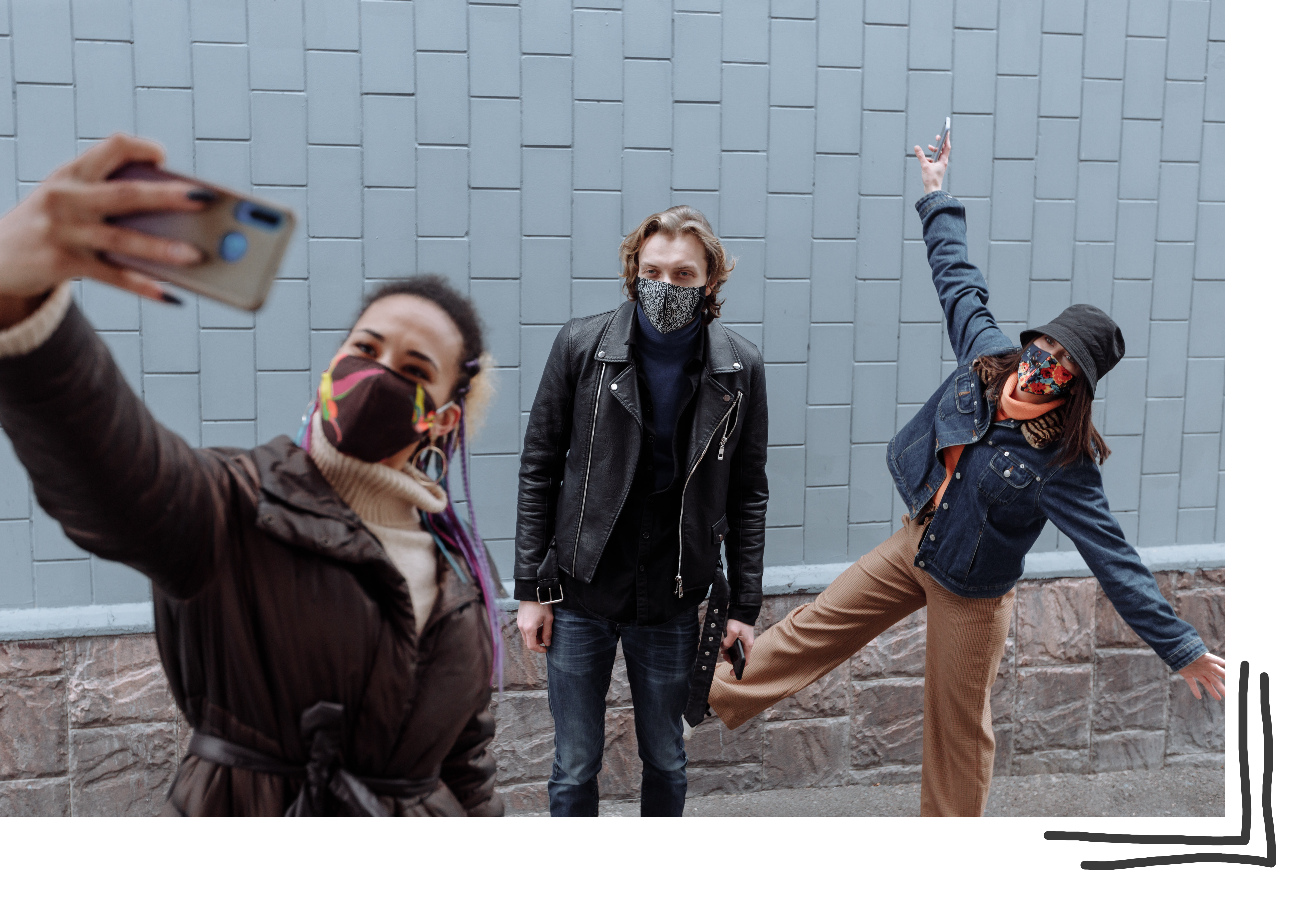 Drei Jugendliche mit Maske machen Selfie